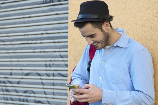 Ung man med mobiltelefon — Stockfoto