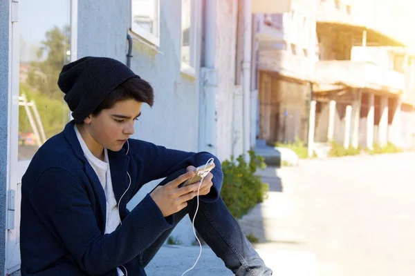 Kind met het mobiel — Stockfoto