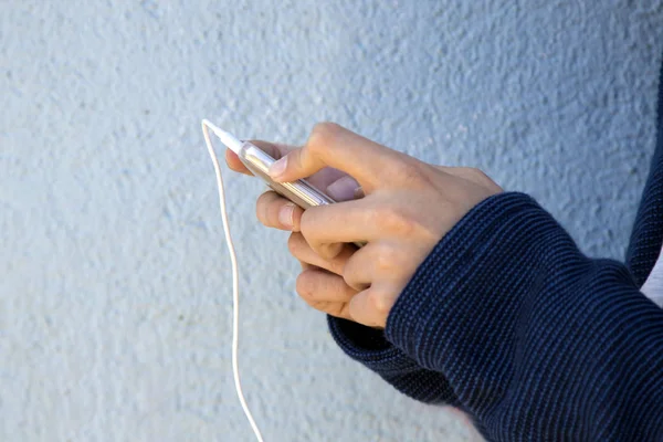 Hände mit Handy — Stockfoto