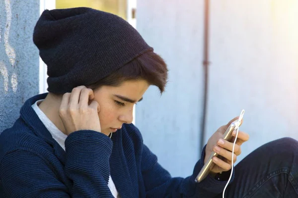 Enfant avec le mobile — Photo