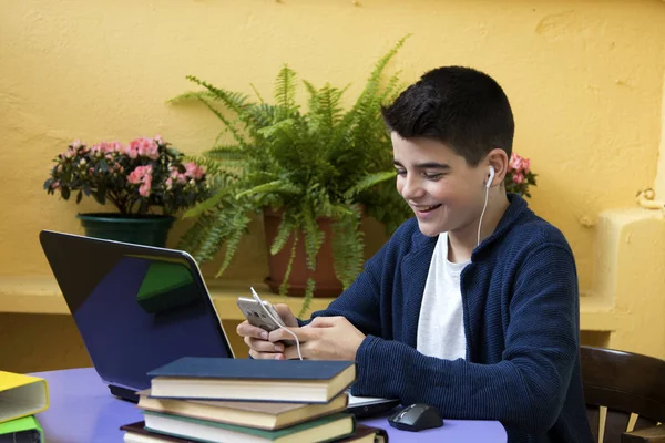 Child with mobile phone — Stock Photo, Image