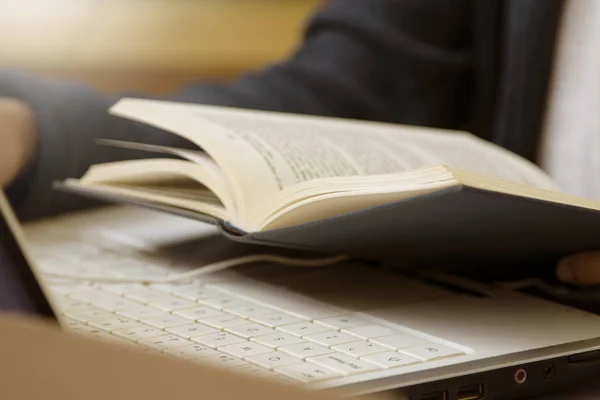 Studenten met boeken — Stockfoto