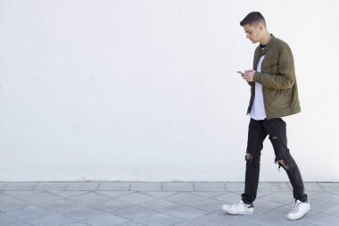 cep telefonu ile genç adam