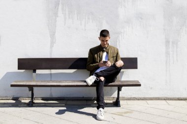 cep telefonu ile genç adam