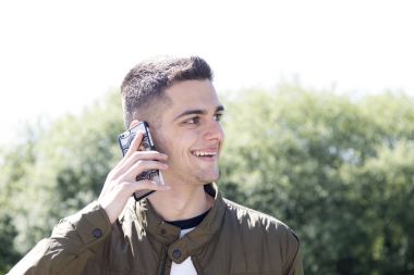 Mobil telefonda konuşan adam 