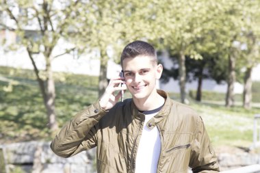 Mobil telefonda konuşan adam 