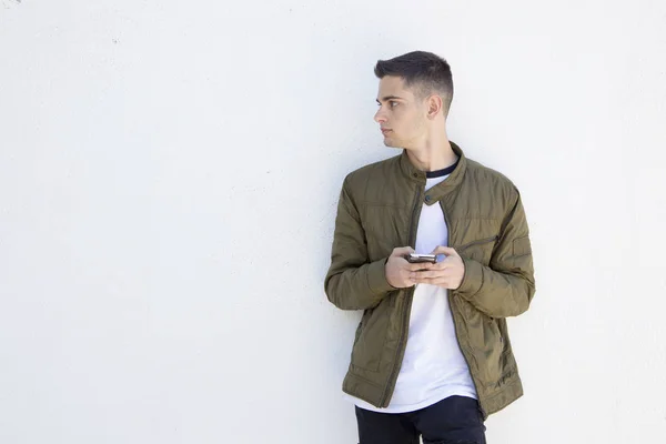 Jonge man met cellphone — Stockfoto