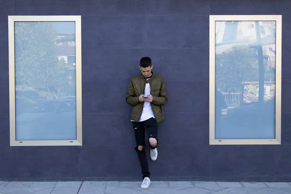 Jeune homme avec téléphone portable — Photo