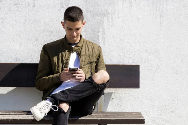 Ung man med mobiltelefon — Stockfoto