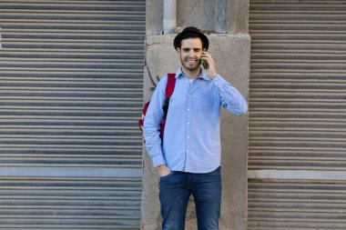 cep telefonu ile genç adam