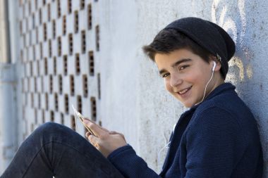 Çocuk cep telefonu ile