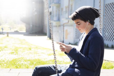 Çocuk cep telefonu ile