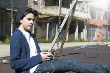 Çocuk cep telefonu ile