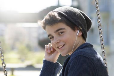 Çocuk cep telefonu ile