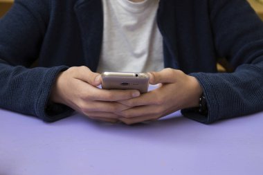 hareket eden telefon ile el