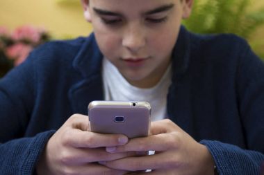 Çocuk cep telefonu ile 