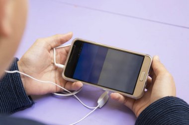 hareket eden telefon ile el