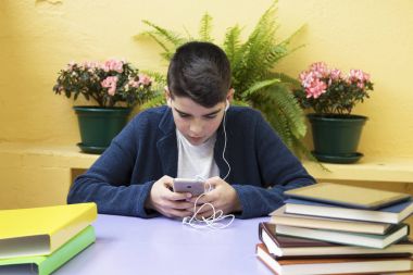 Çocuk cep telefonu ile 