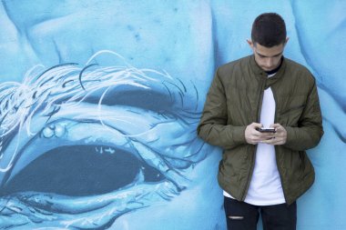 Cep telefonu olan adam.