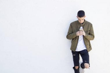 Cep telefonu olan adam.