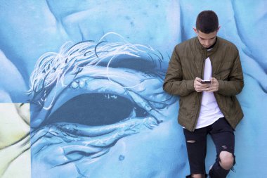 Cep telefonu olan adam.