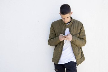 Cep telefonu olan adam.