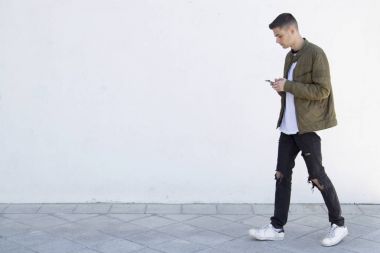 Cep telefonu olan adam.