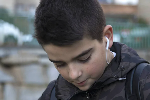 Jongen met koptelefoon — Stockfoto