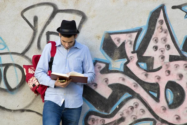 Adam sokakta kitap ile — Stok fotoğraf
