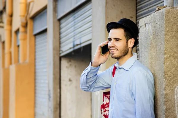 Joven con teléfono celular — Foto de Stock