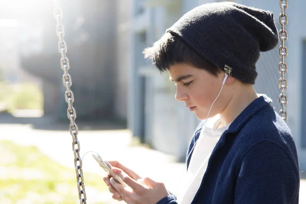 Niño con teléfono celular —  Fotos de Stock