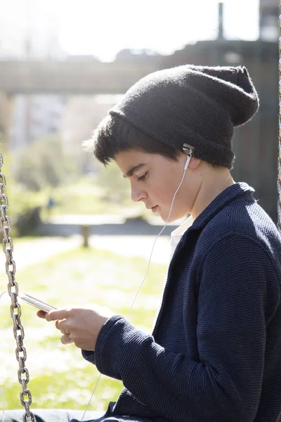 Enfant avec téléphone portable — Photo