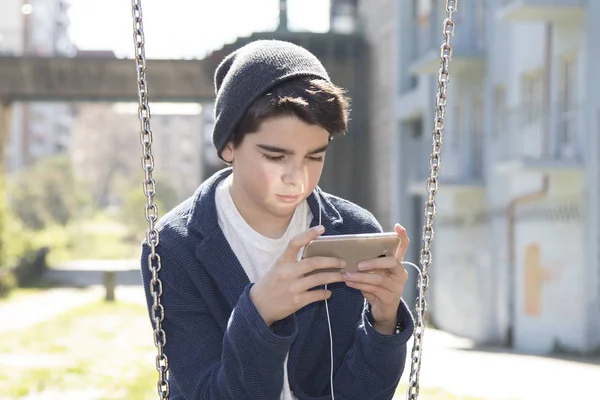 Niño con teléfono celular —  Fotos de Stock