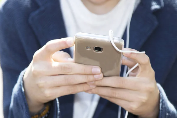 Hände mit Handy — Stockfoto