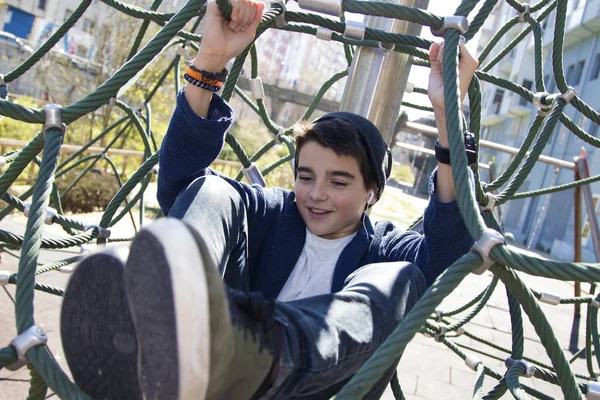 Criança brincando no parque infantil — Fotografia de Stock