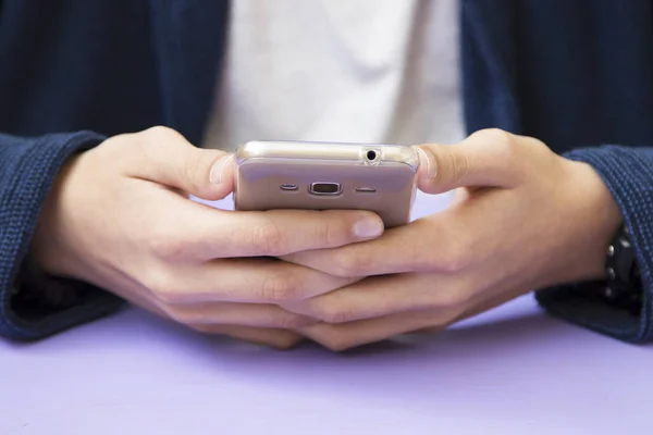 Manos con teléfono móvil — Foto de Stock