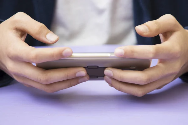 Händer med telefon mobil — Stockfoto