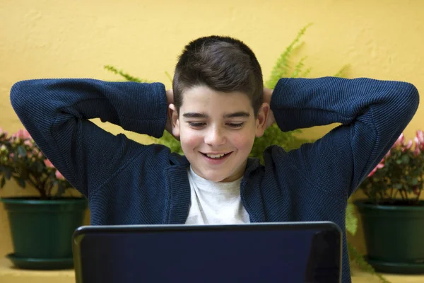 Barnet med laptop — Stockfoto
