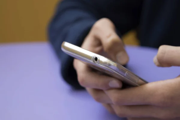 Manos con teléfono móvil — Foto de Stock