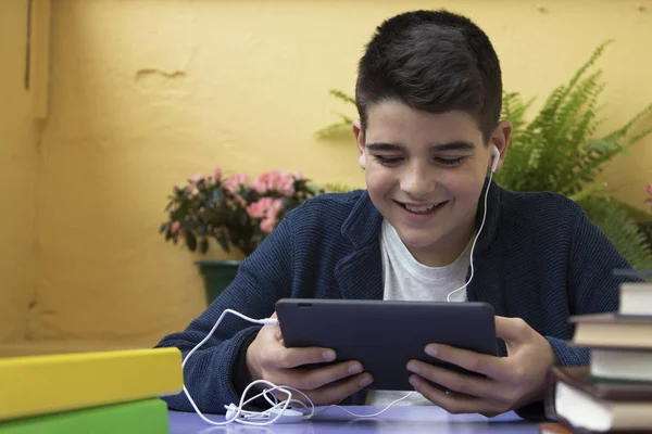 Enfant avec la tablette ou le livre numérique — Photo