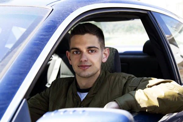 Jongeman in de auto — Stockfoto