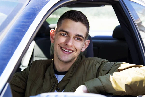 Joven en el coche —  Fotos de Stock