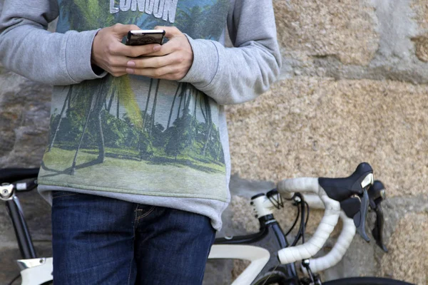 Händer med mobiltelefon — Stockfoto