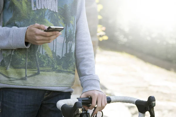 Ruce s mobilním telefonem — Stock fotografie