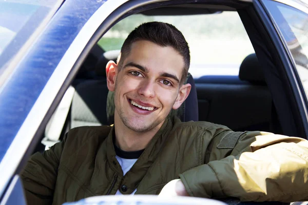 Νεαρός οδηγός χαμογελώντας — Φωτογραφία Αρχείου
