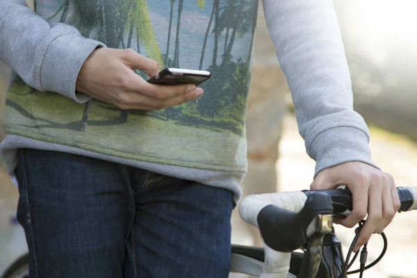 Mann mit dem Handy — Stockfoto