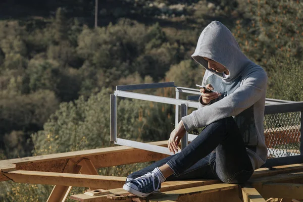 Adolescente con teléfono móvil — Foto de Stock