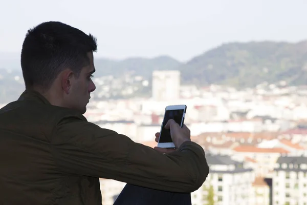 Silhouet van de tiener met de mobiele — Stockfoto