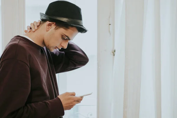 Homme avec téléphone portable — Photo