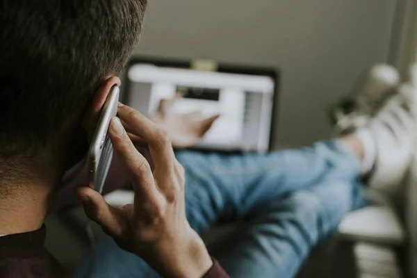 Jeune homme avec téléphone portable — Photo